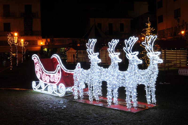 30+ best outdoor decorations for christmas to brighten up your yard